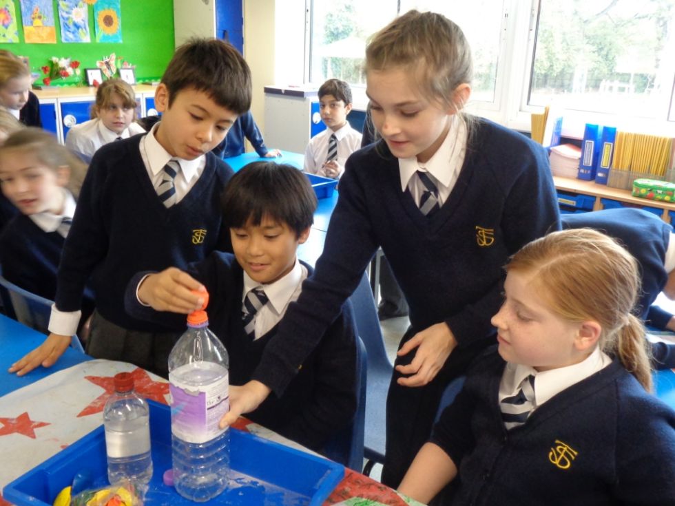 children workign together in science